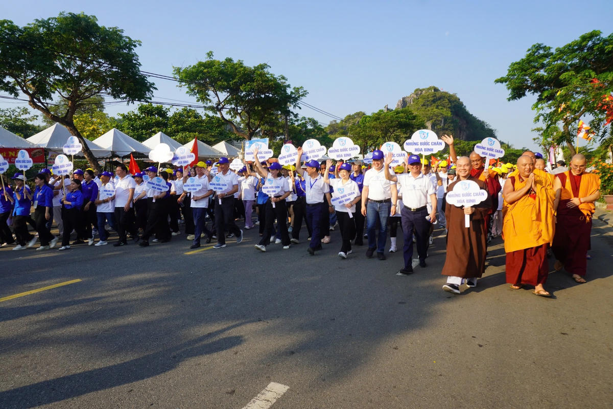 Hơn 600 người đi bộ vì hòa bình, lan tỏa thông điệp đoàn kết và yêu thương