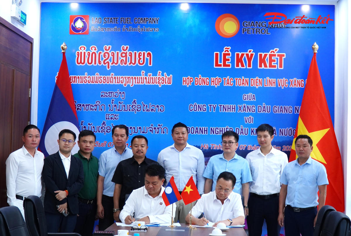 Ông Viengthong Vongthavilay - Giám đốc FSL và ông Nguyễn Trọng Ngọc - Tổng Giám đốc Giang Nam Petrol ký kết hợp đồng. Ảnh: HN.