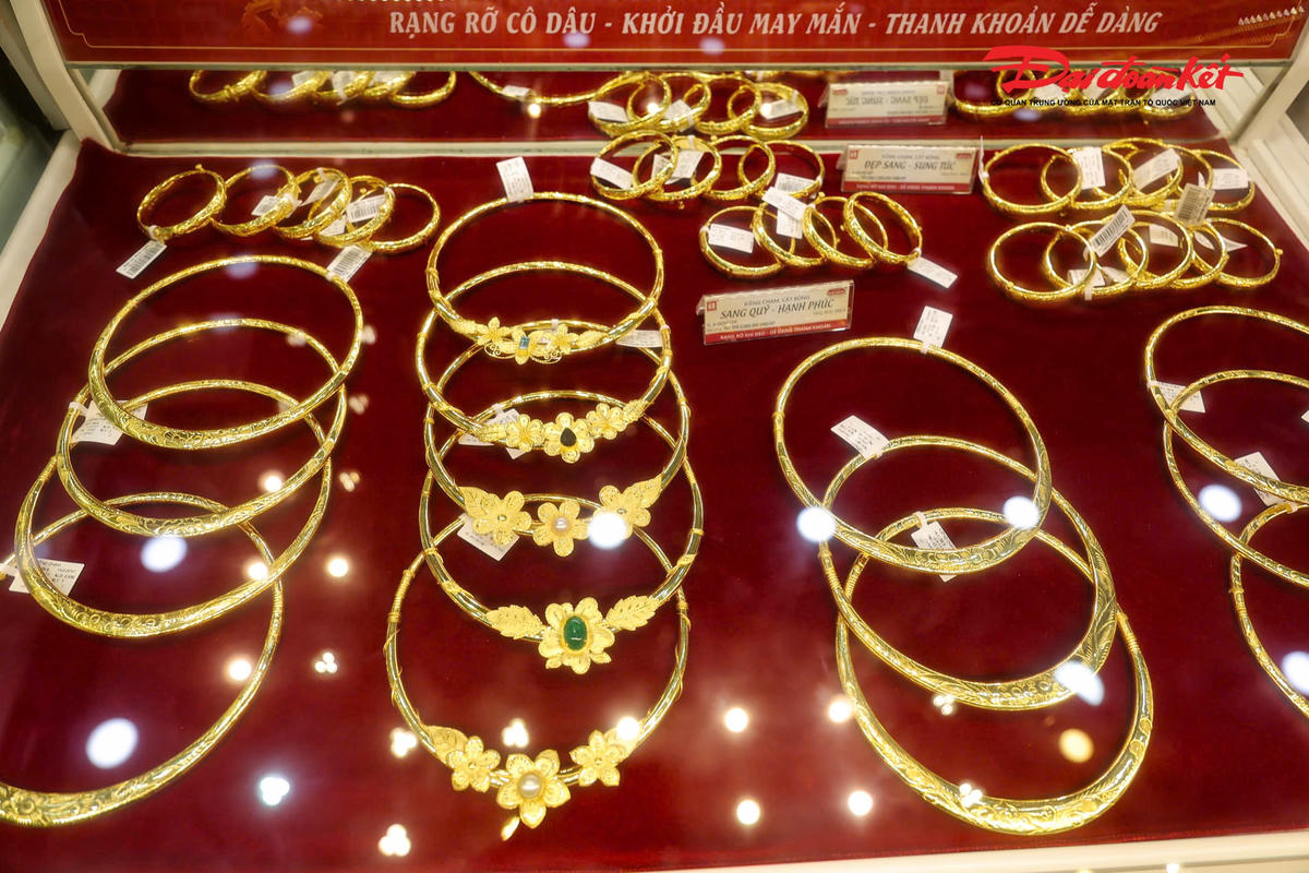 Giữa ồn ào khởi tố ông chủ, Bảo Tín Minh Châu vẫn nhộn nhịp khách hàng