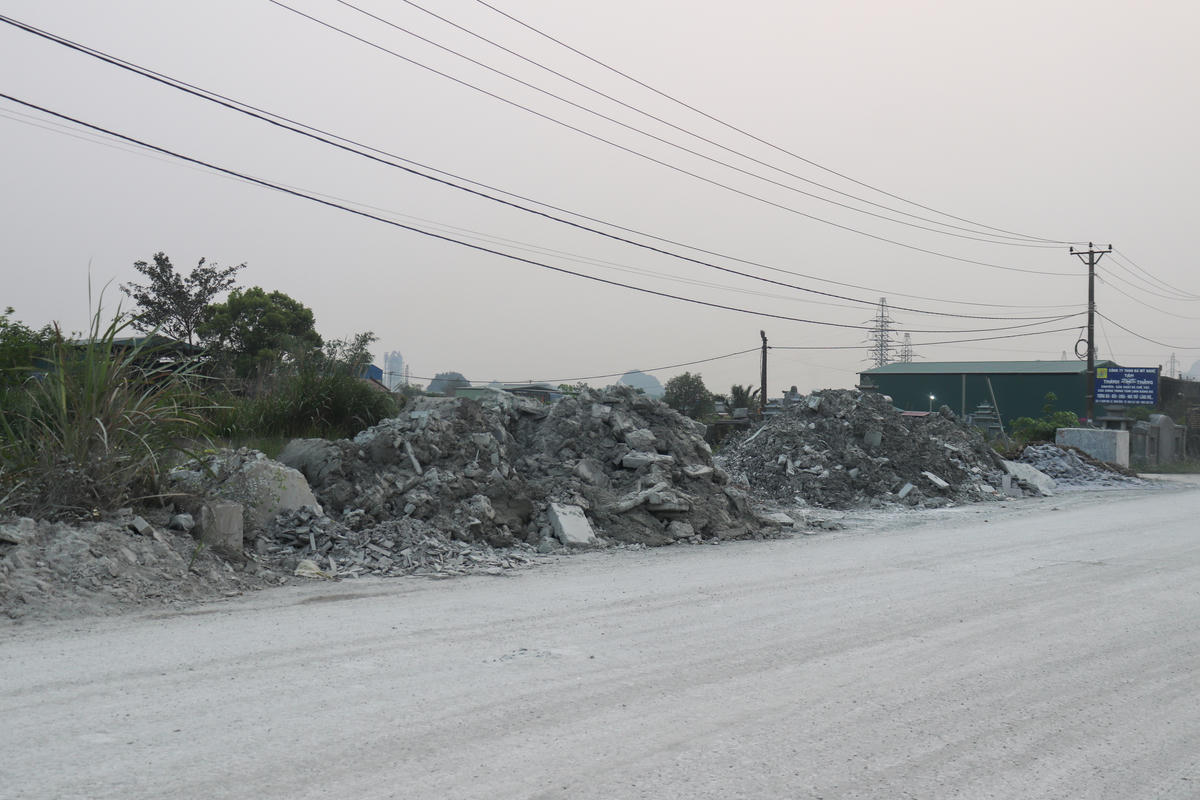 Tuy nhiên, dọc tuyến đường Đài Loan (đoạn qua tổ dân phố Vũ Xá, Đồng Quang), vẫn còn rất nhiều điểm tập kết chất thải rắn ngổn ngang trên đường. Ảnh: Đình Minh