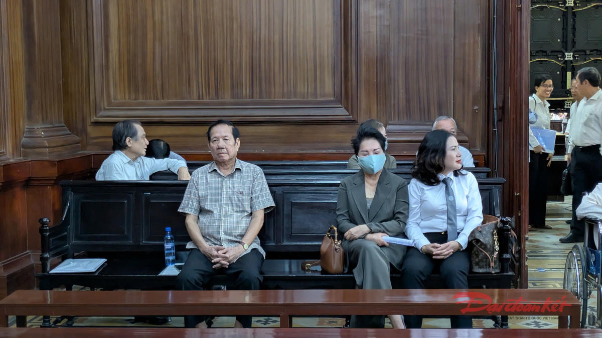 Bị cáo Nguyễn Thị Như Loan (ngồi giữa, hàng đầu) cùng luật sư (ngoài cùng, bên phải). Ảnh: H.Phúc.