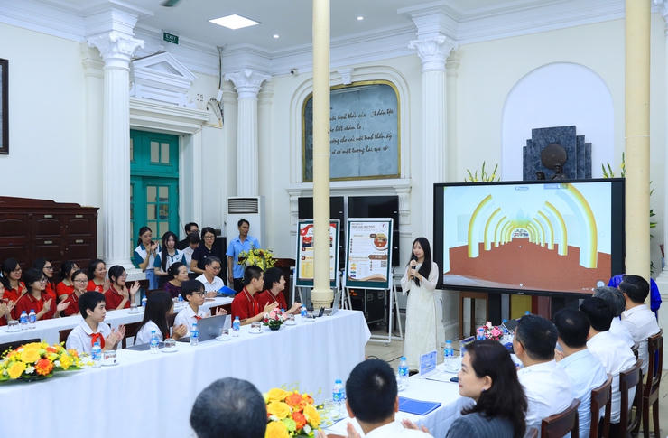 Học sinh trình bày sản phẩm học tập, trình diễn sản phẩm sáng tạo ứng dụng AI, trải nghiệm hệ thống AI hỗ trợ học tập. Ảnh:&nbsp;hanoi.gov.vn.