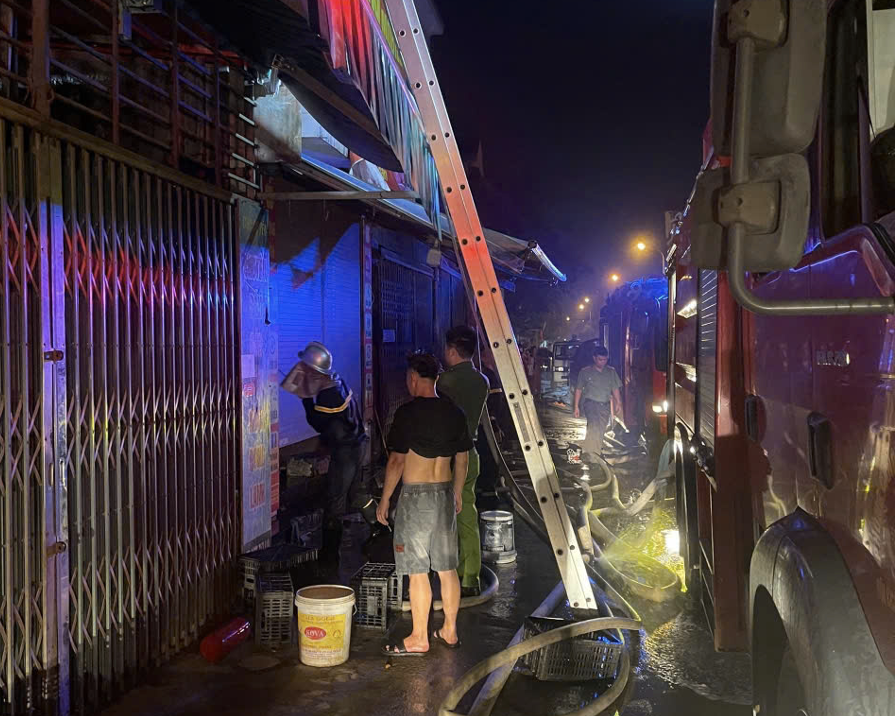 Lực lượng Cảnh sát PCCC và CNCH triển khai tổ chức chữa cháy và cứu người bị nạn.