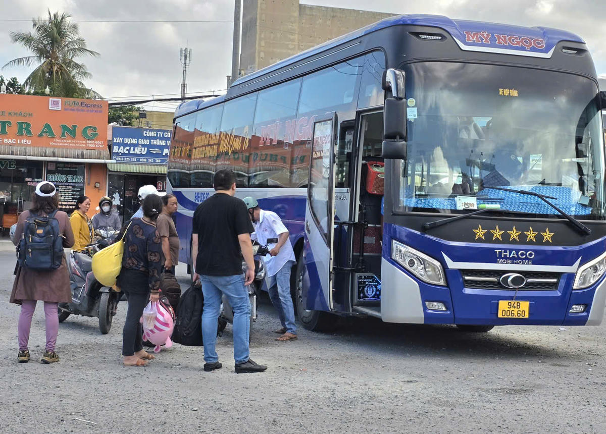 Xe khách tuyến cố định liên tỉnh đón khách tại Bến xe khách Bạc Liêu. Ảnh: Nguyên Du.