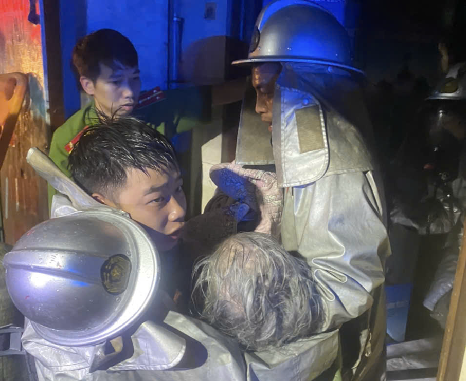 Lực lượng Cảnh sát PCCC và CNCH tổ chức triển khai chữa cháy và đưa người bị nạn ra ngoài an toàn.
