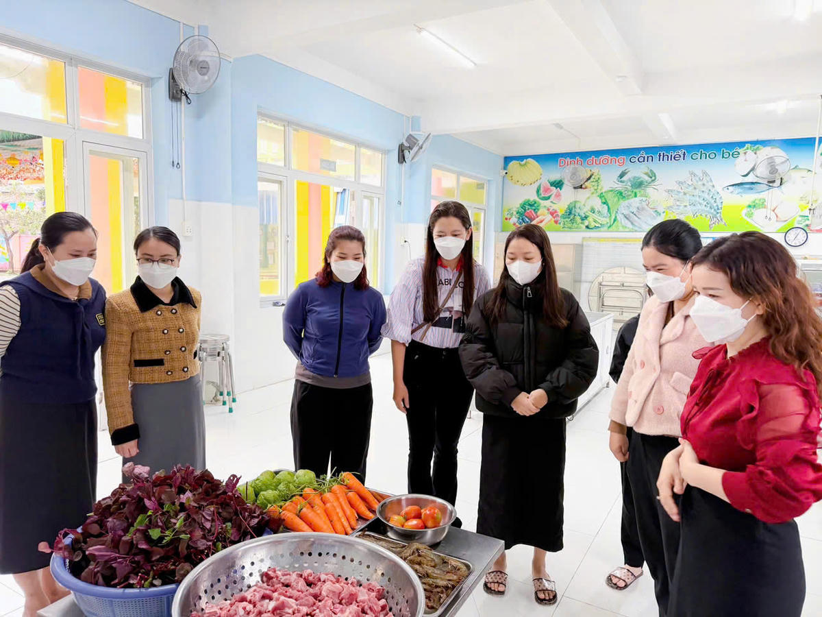 Trường Mẫu giáo Ánh Dương luôn giám sát chặt chẽ thực phẩm trước khi được chế biến bữa ăn cho trẻ. Ảnh: CV.