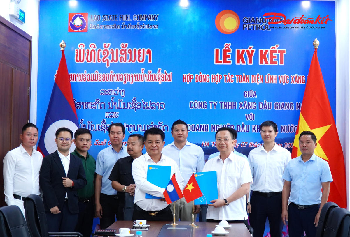 Hai bên trao đổi hợp đồng. Ảnh: HN.