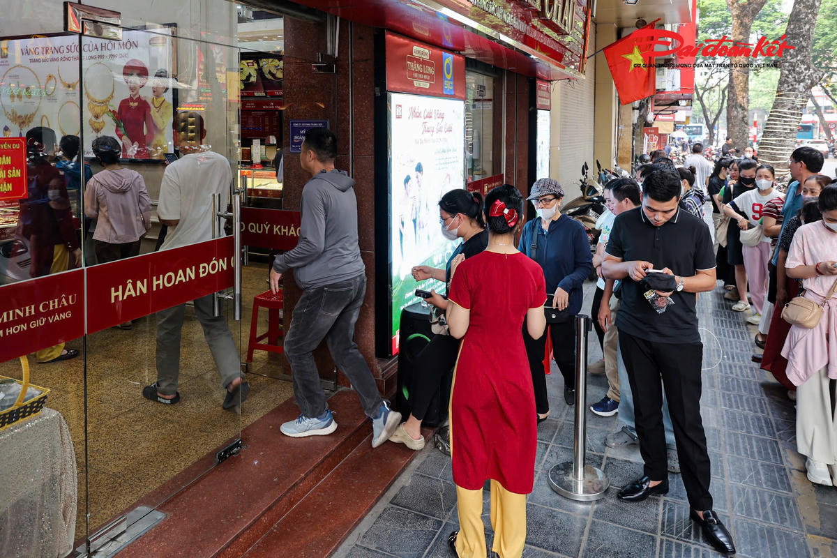 Giữa ồn ào khởi tố ông chủ, Bảo Tín Minh Châu vẫn nhộn nhịp khách hàng