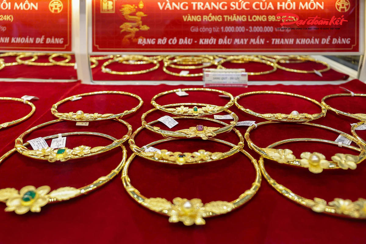 Giữa ồn ào khởi tố ông chủ, Bảo Tín Minh Châu vẫn nhộn nhịp khách hàng