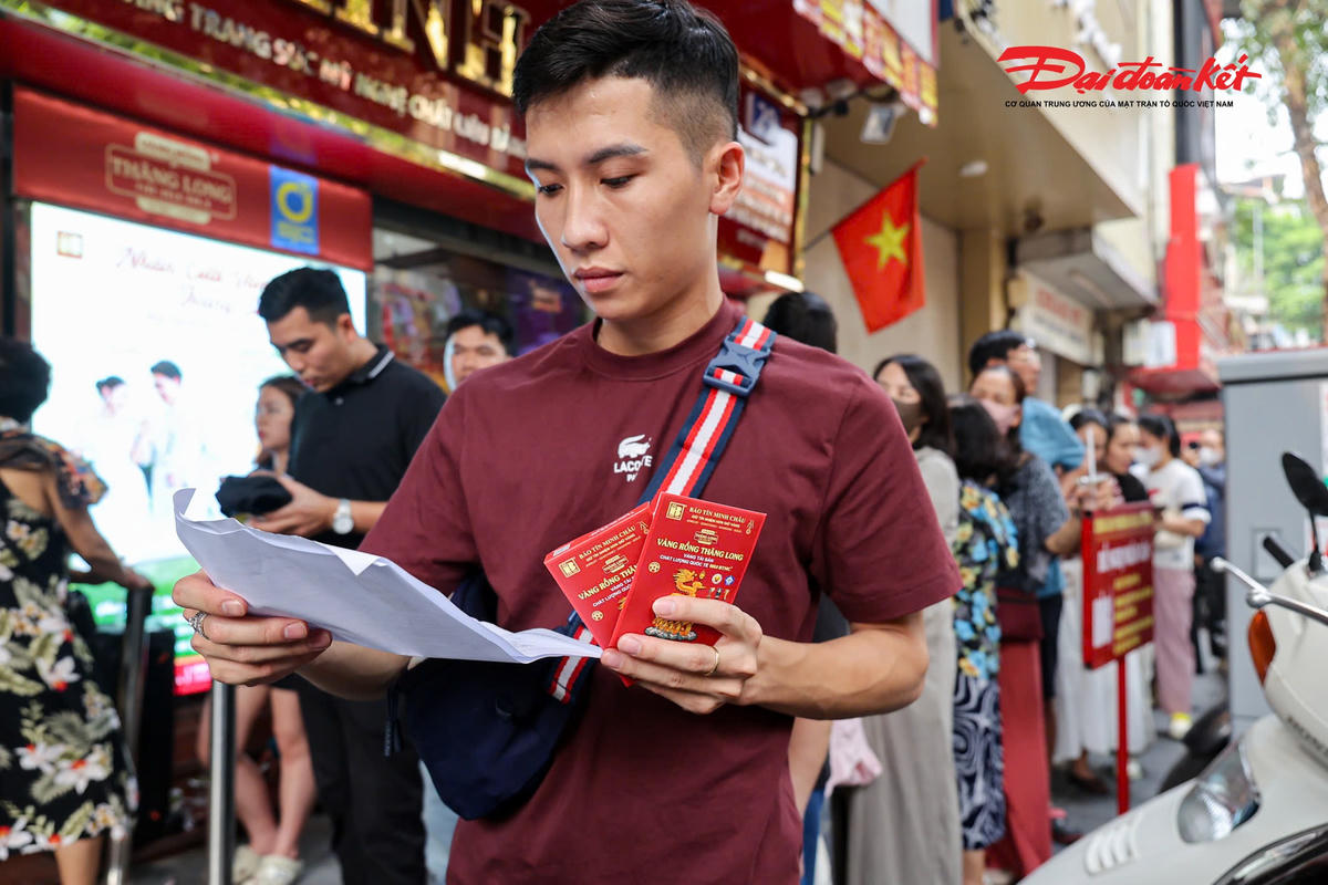 Nhiều khách hàng bày tỏ sự hài lòng sau khi hoàn tất giao dịch, dù phải xếp hàng chờ đợi khá lâu.