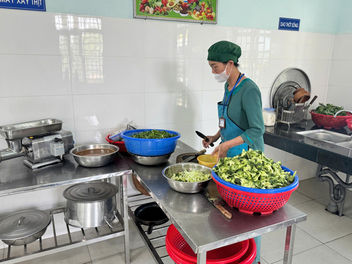 Kiểm tra thực phẩm trước khi chế biến bữa ăn cho trẻ tại Trường Tiểu học Nguyễn Thị Minh Khai Ảnh: Nguyễn Tín.