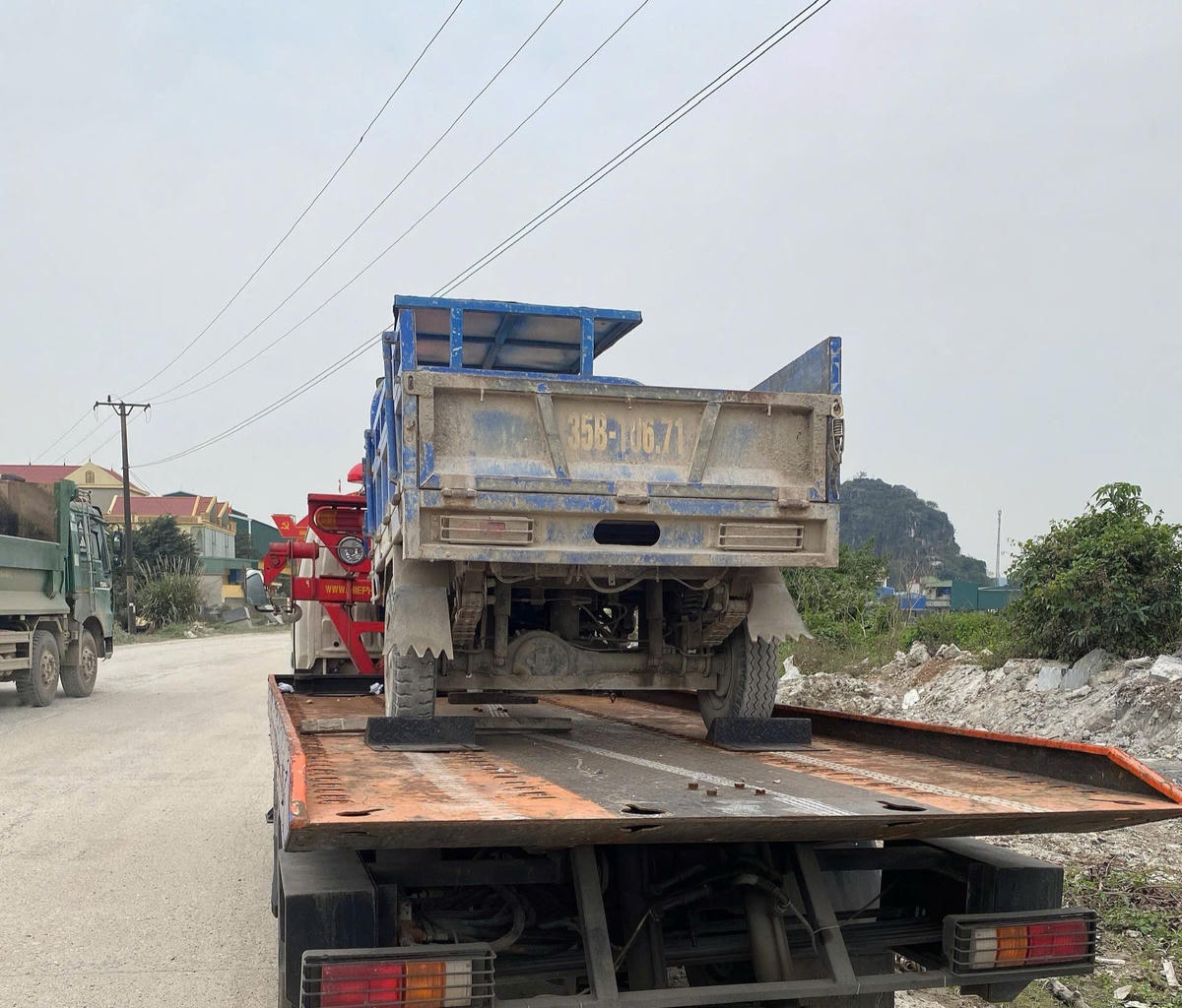 Các phương tiện lắp ráp trái quy định bị lực lượng CSGT Công an tỉnh Ninh Bình thu giữ. Ảnh: Đội CSGT số 1