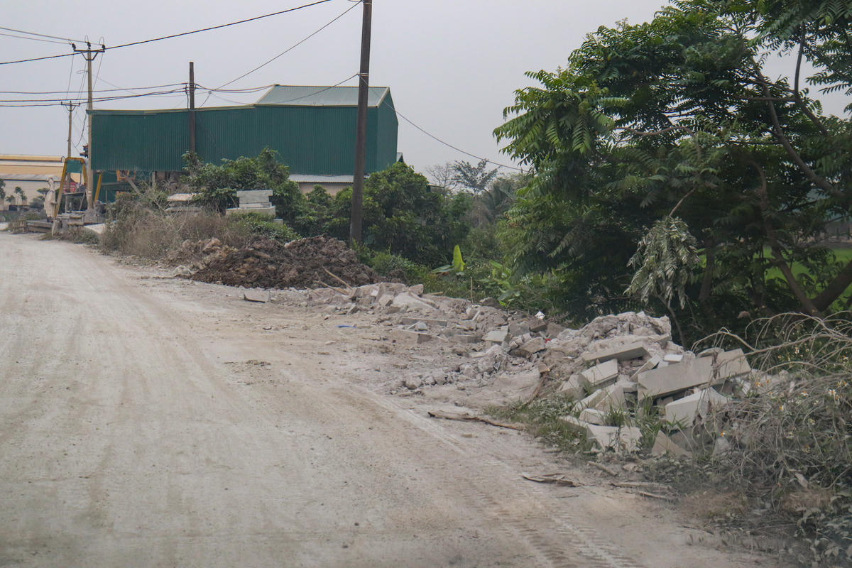 Theo ghi nhận của PV tại làng nghề đá Ninh Vân ngày 6/4, một vài vị trí tập kết chất thải rắn đã được dọn dẹp. Ảnh: Đình Minh