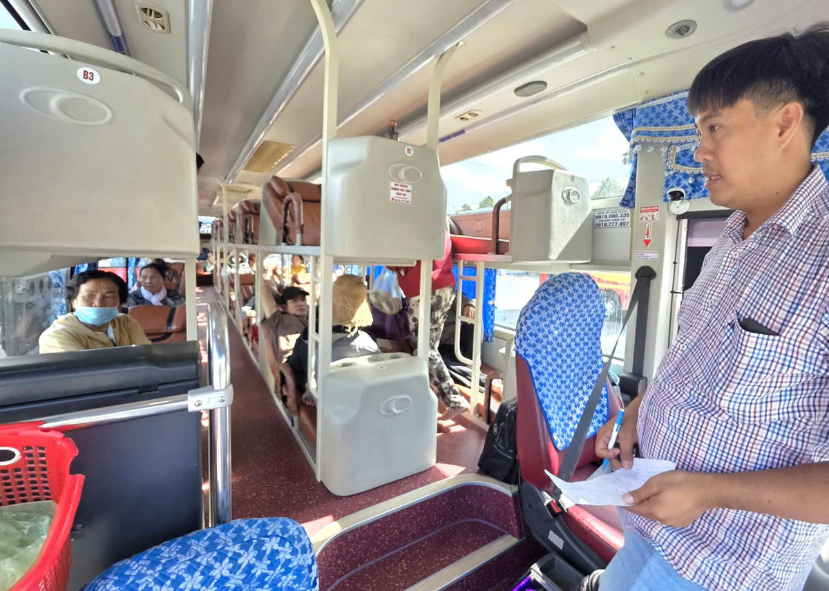 Trước áp lực chi phí nhiên liệu tăng cao, nhiều nhà xe đang cố gắng tìm nhiều giải pháp, như sắp xếp lịch trình, tận dụng tối đa số chỗ trên xe, cắt giảm chuyến để tiếp tục phục vụ nhu cầu của khách hàng. Ảnh: Nguyên Du.