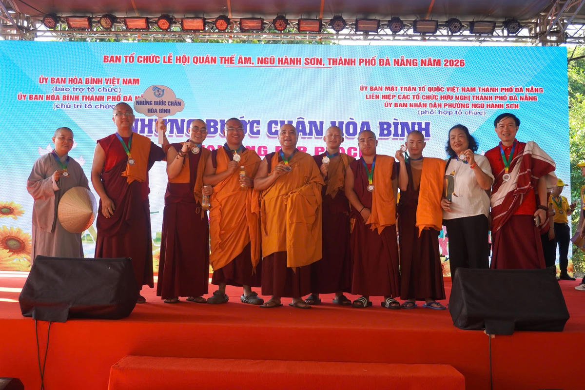 Hơn 600 người đi bộ vì hòa bình, lan tỏa thông điệp đoàn kết và yêu thương