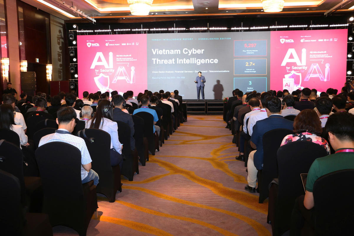 Các đại biểu tham dự hội thảo.