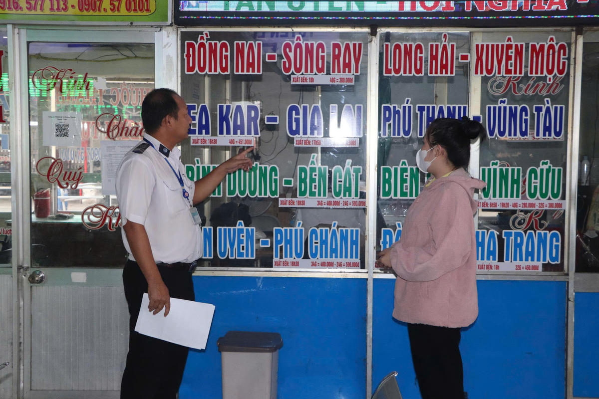 Ban quản lý Bến xe kiểm tra việc niêm yết giá tại bến xe khách kinh doanh vận tải. Ảnh: Nguyên Du.