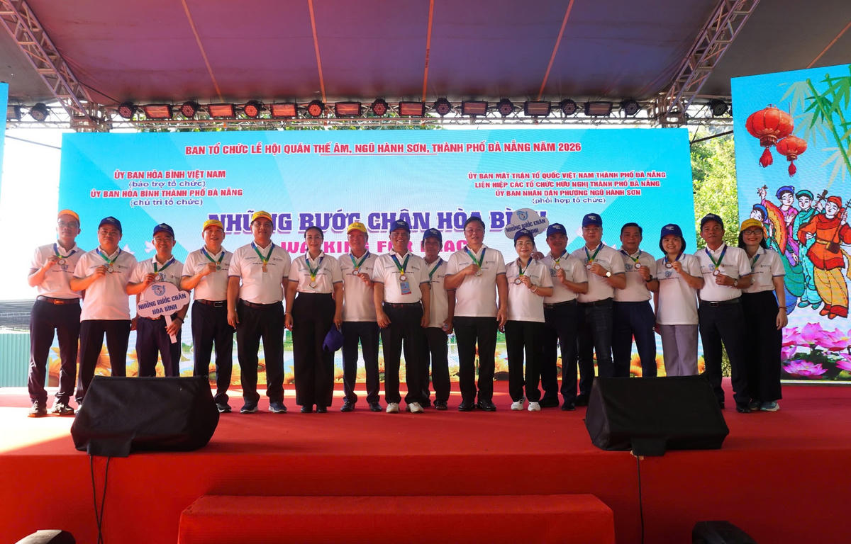 Hơn 600 người đi bộ vì hòa bình, lan tỏa thông điệp đoàn kết và yêu thương