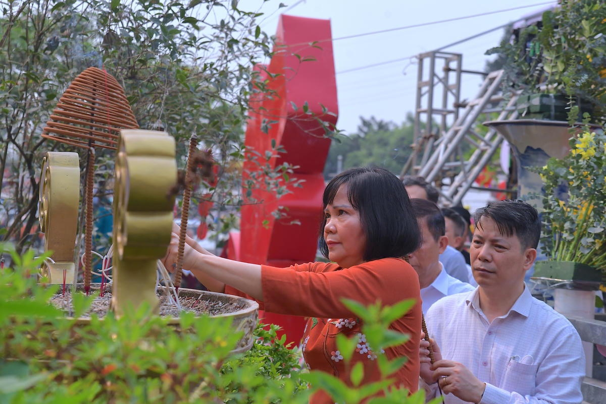 Các đại biểu dâng hương.