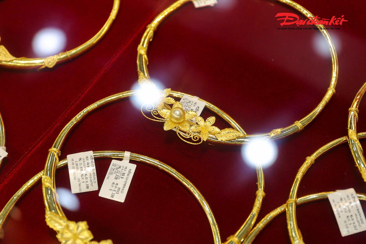 Giữa ồn ào khởi tố ông chủ, Bảo Tín Minh Châu vẫn nhộn nhịp khách hàng