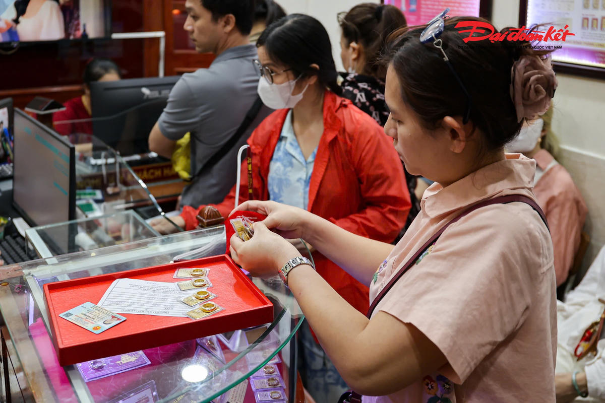 Phòng giao dịch đông đúc khách đến mua, bán vàng.