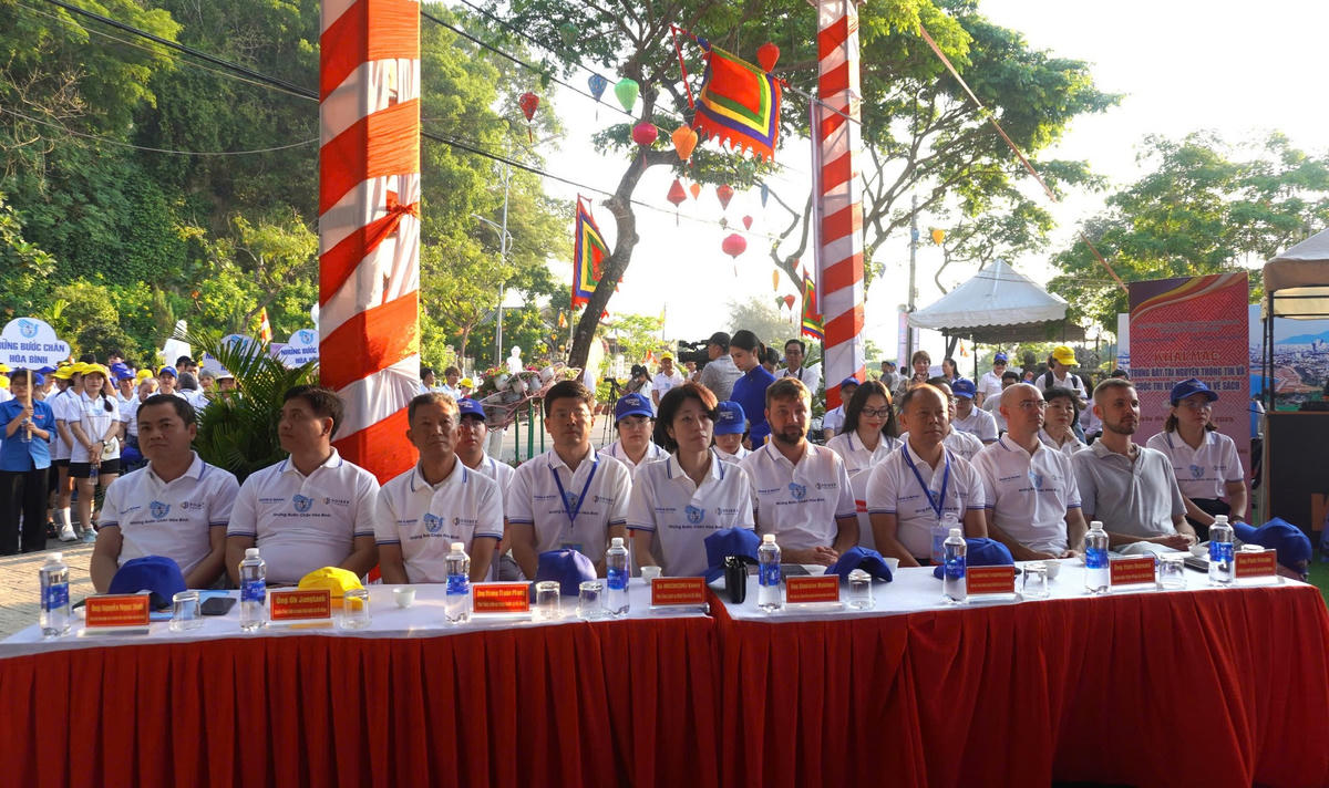 Hơn 600 người đi bộ vì hòa bình, lan tỏa thông điệp đoàn kết và yêu thương