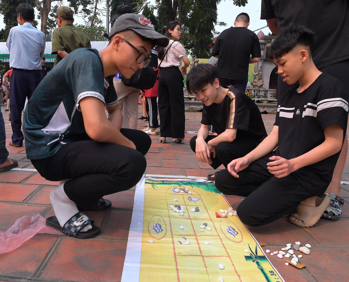 Các bạn trẻ trải nghiệm trò chơi dân gian ô ăn quan.