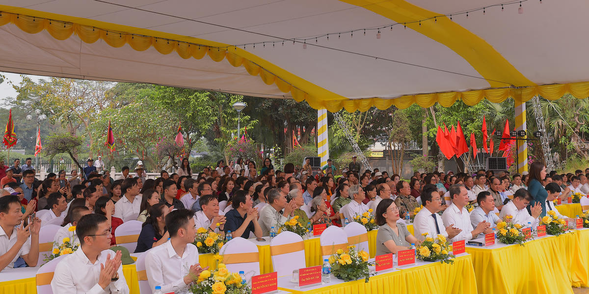 Ngày chính hội, cũng là ngày diễn ra lễ khai mạc, đông đảo người dân và khách thập phương đã về dự.