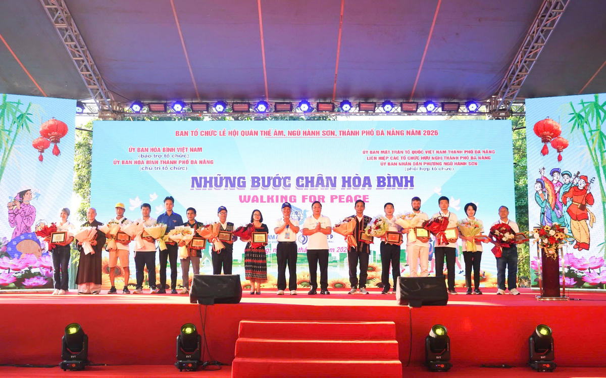 Hơn 600 người đi bộ vì hòa bình, lan tỏa thông điệp đoàn kết và yêu thương