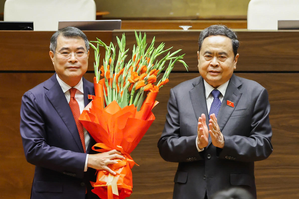 Chủ tịch Quốc hội Trần Thanh Mẫn tặng hoa chúc mừng Thủ tướng Chính phủ Lê Minh Hưng. Ảnh: Quang Vinh.