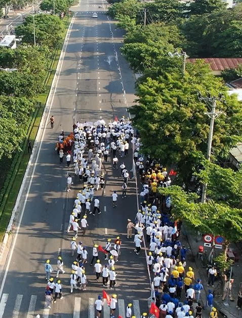 Hơn 600 người đi bộ vì hòa bình, lan tỏa thông điệp đoàn kết và yêu thương
