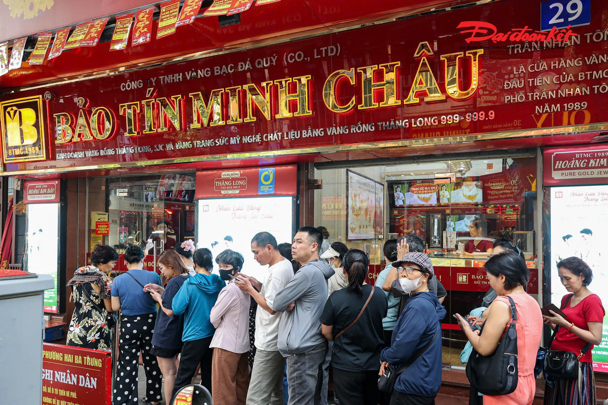 Giữa ồn ào khởi tố ông chủ, Bảo Tín Minh Châu vẫn nhộn nhịp khách hàng