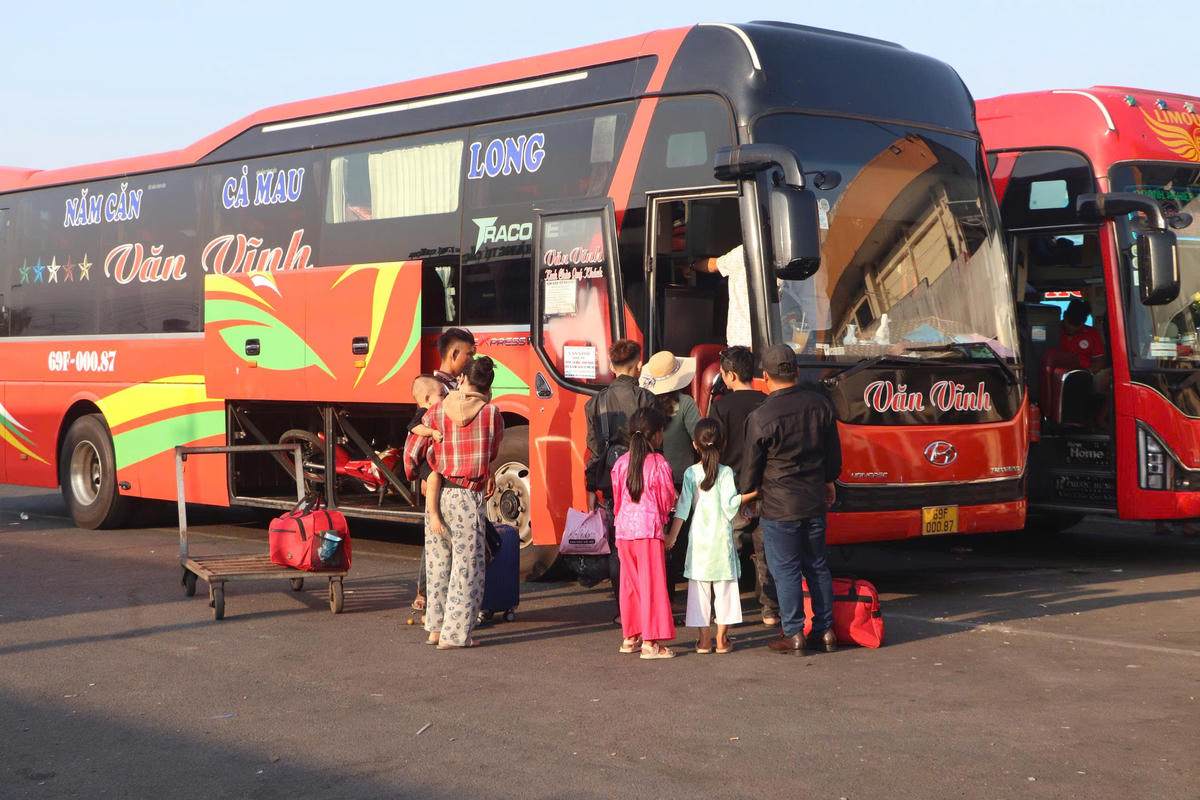 Xe khách tuyến cố định liên tỉnh đón khách tại Bến xe khách Cà Mau. Ảnh: Nguyên Du.