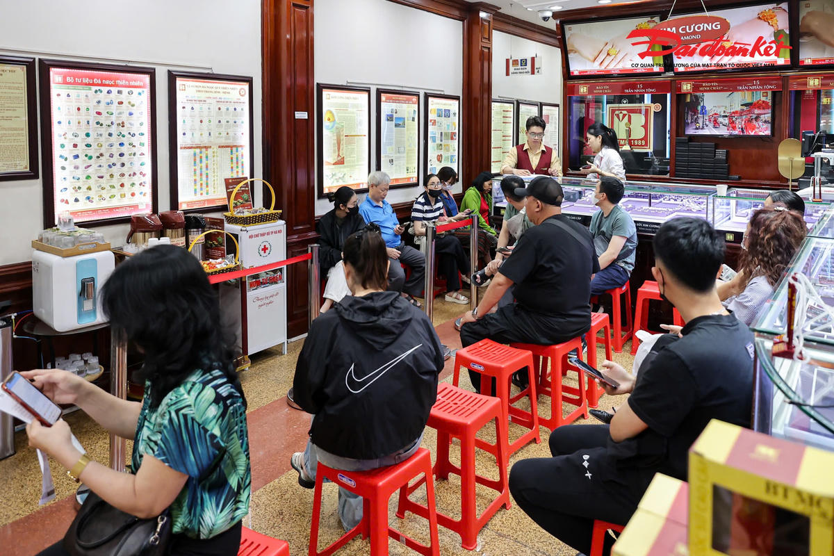 Giữa ồn ào khởi tố ông chủ, Bảo Tín Minh Châu vẫn nhộn nhịp khách hàng