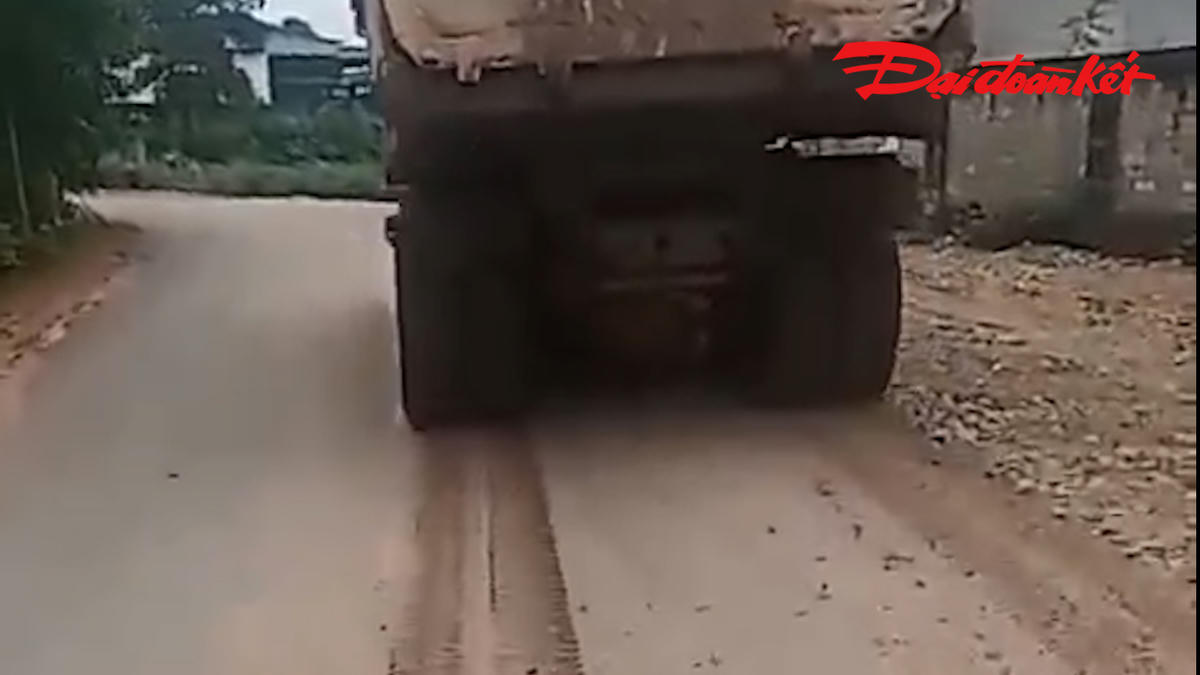 Xe chở cát, sỏi chảy ra đường. Ảnh: Hương Trà.