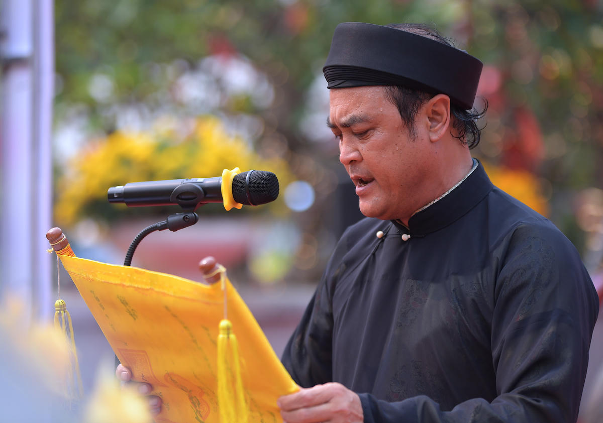 Đọc chúc văn tại lễ khai hội.