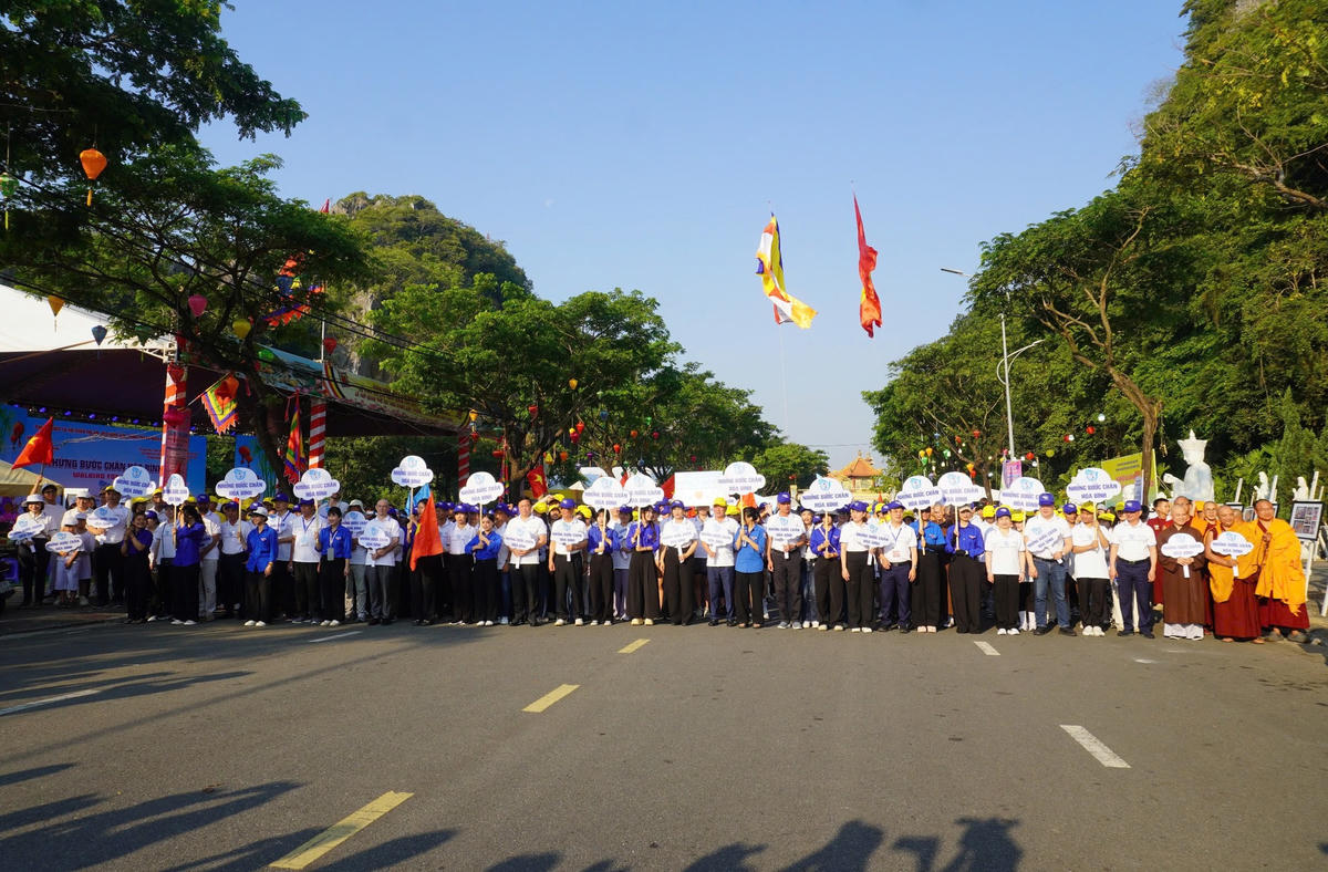 Hơn 600 người đi bộ vì hòa bình, lan tỏa thông điệp đoàn kết và yêu thương