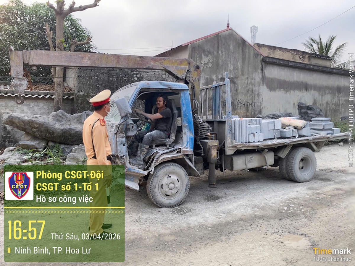 Cán bộ đội CSGT số 1, Phòng CSGT Công an tỉnh Ninh Bình làm việc với chủ phương tiện điều khiển xe chở đá không đảm bảo an toàn khi tham gia giao thông.