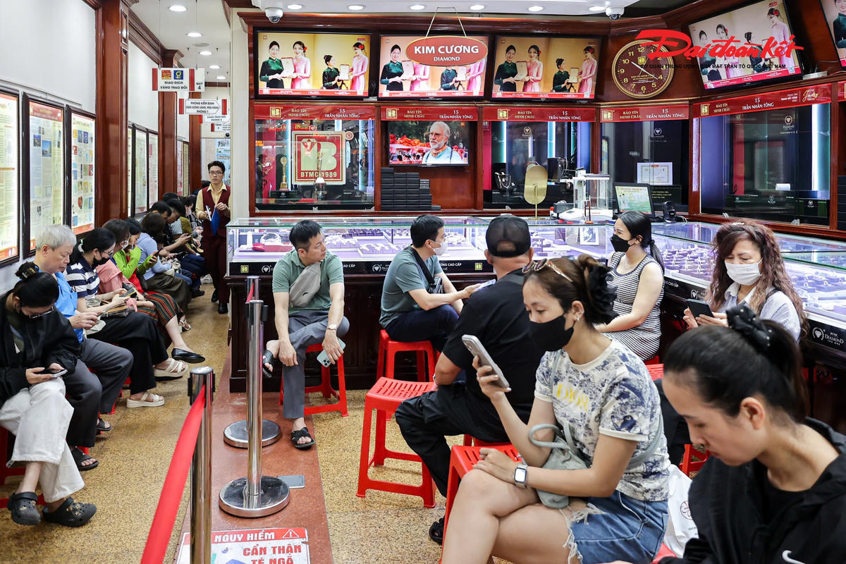 Giữa ồn ào khởi tố ông chủ, Bảo Tín Minh Châu vẫn nhộn nhịp khách hàng