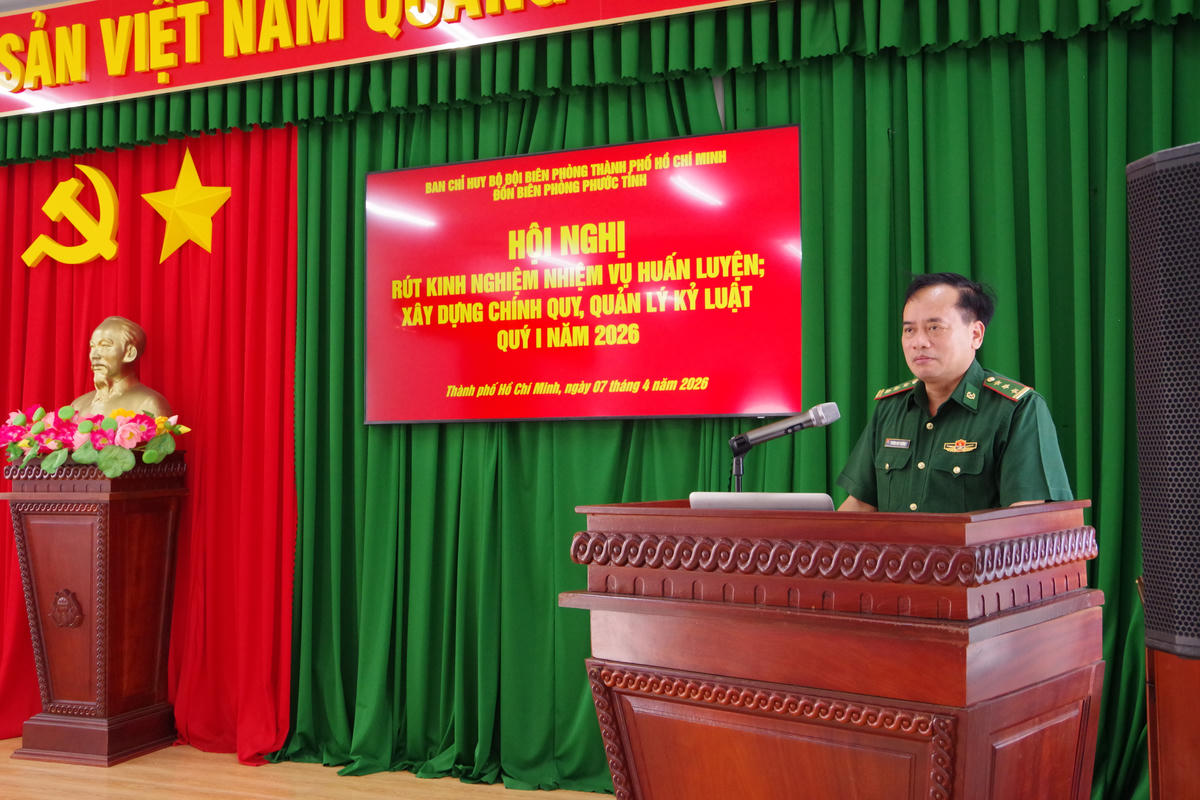 Thượng tá Trương Huy Phương, Đồn trưởng Đồn Biên phòng Phước Tỉnh phát biểu tại Hội nghị. Ảnh: Văn Danh.