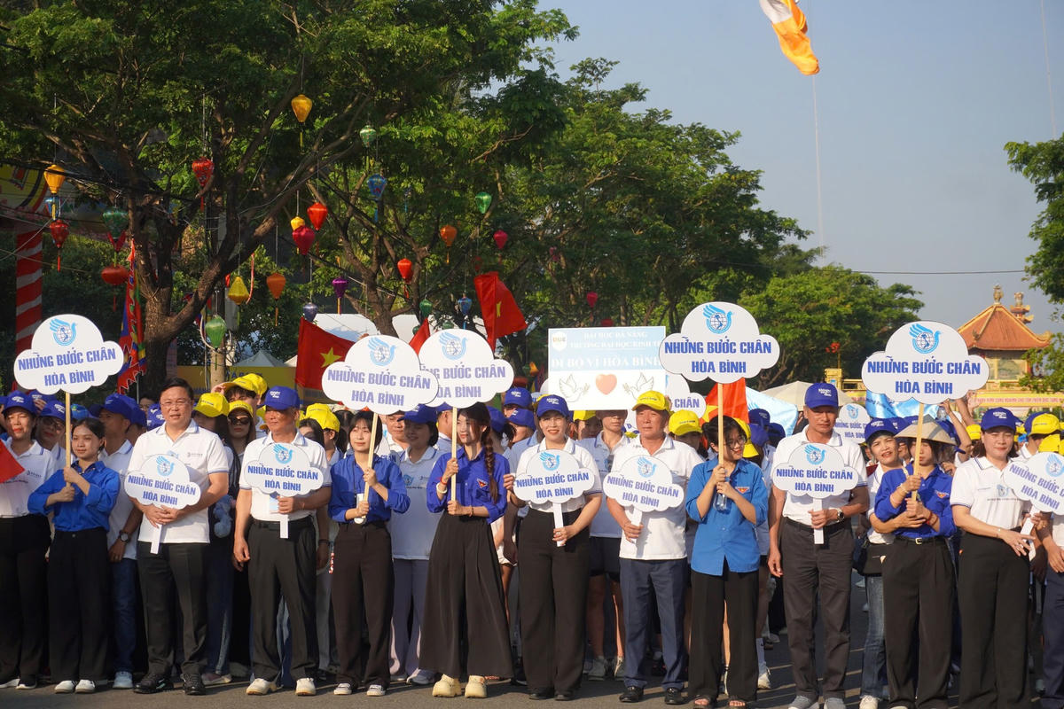 Hơn 600 người đi bộ vì hòa bình, lan tỏa thông điệp đoàn kết và yêu thương