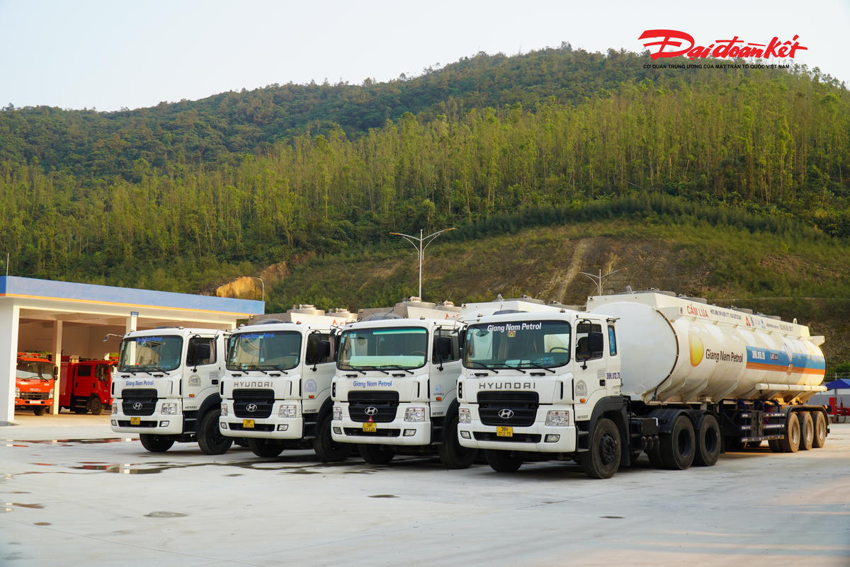 Hệ thống cơ sở hạ tầng, máy móc của Giang Nam Petrol hết sức hiện đại. Ảnh: HN.