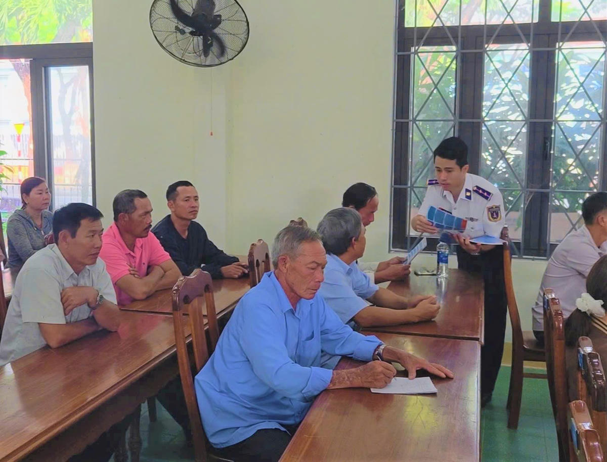 Cán bộ, chiến sĩ Hải đoàn 21 phát tờ rơi tuyên truyền ngư dân về&nbsp;chống khai thác hải sản bất hợp pháp. Ảnh: Hải Đăng.