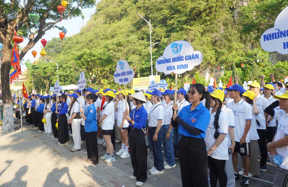 Hơn 600 người đi bộ vì hòa bình, lan tỏa thông điệp đoàn kết và yêu thương