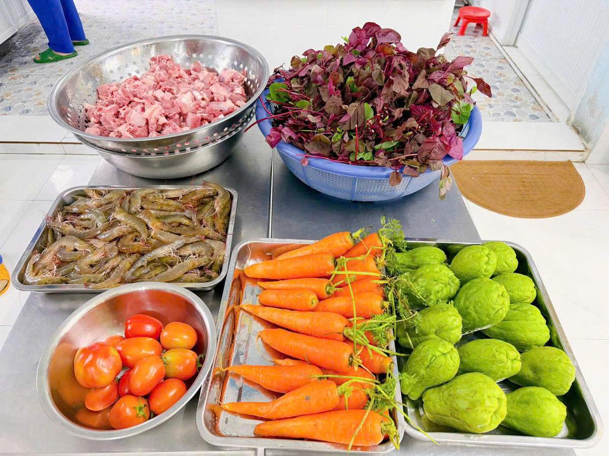 Những thực phẩm của 1 bữa ăn trước khi được chế biến của Trường Mẫu giáo Ánh Dương. Ảnh: CV.