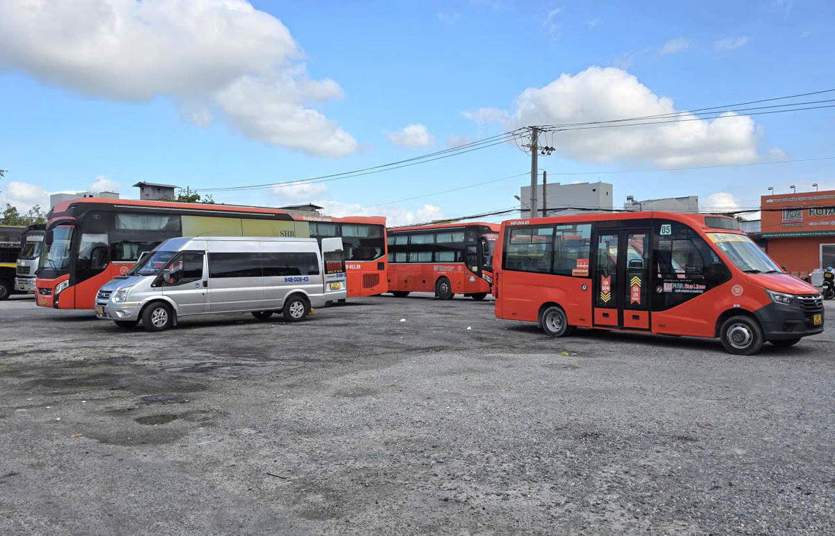 Xe khách xuất bến tại bến xe khách Bạc Liêu. Ảnh: Nguyên Du.