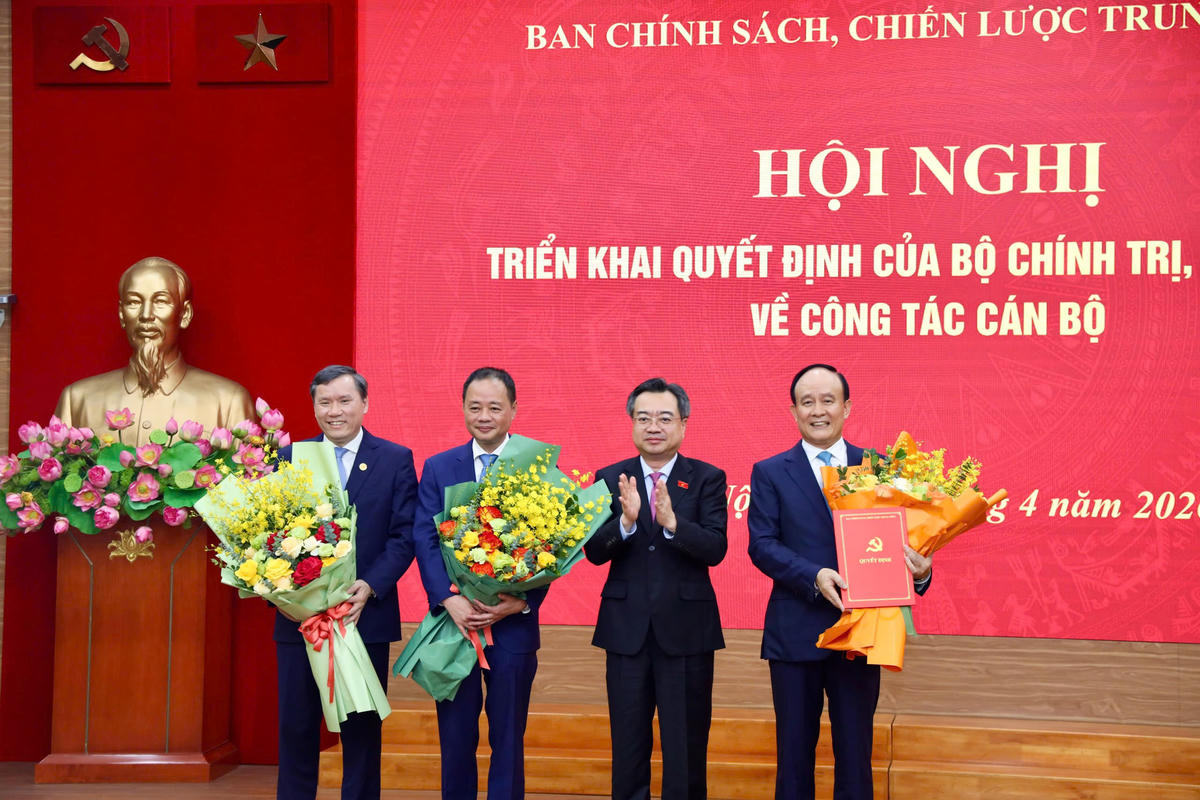 Ông Nguyễn Thanh Nghị, Ủy viên Bộ Chính trị, Bí thư Trung ương Đảng, Trưởng Ban Chính sách, chiến lược Trung ương trao Quyết định của Bộ Chính trị và Ban Bí thư về công tác cán bộ.