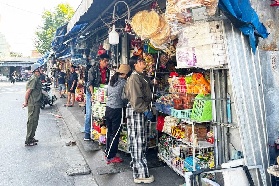 Phường Tam Kỳ, TP Đà Nẵng xử lý tình trạng lấn chiếm vỉa hè để buôn bán. Ảnh:  CV.