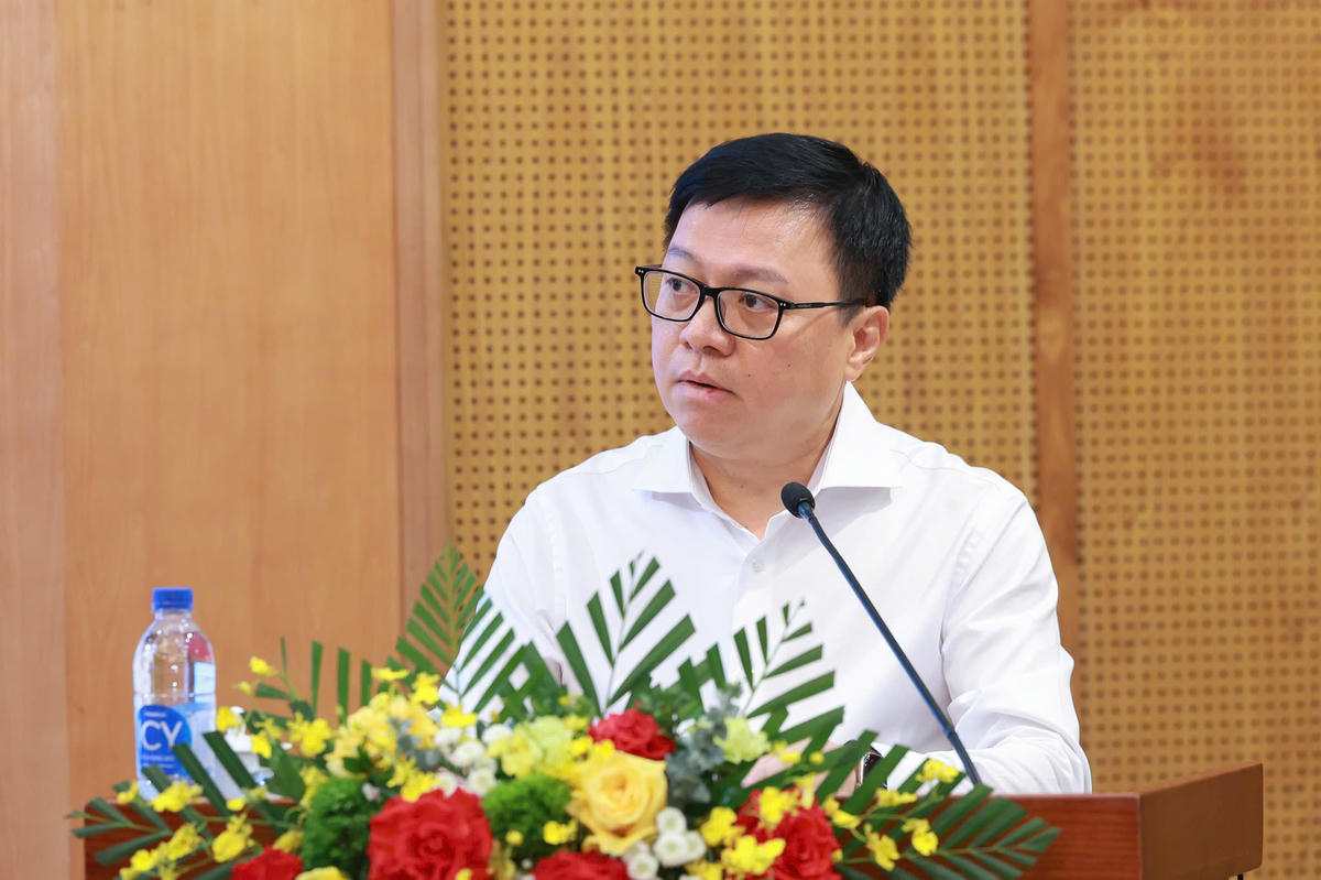 Ông Lê Quốc Minh, Ủy viên Ban Chấp hành Trung ương Đảng, Tổng Biên tập Báo Nhân Dân, Phó Trưởng ban Tuyên giáo và Dân vận Trung ương, Chủ tịch Hội Nhà báo Việt Nam trình bày tham luận tại hội nghị. Ảnh: Đạt Lê