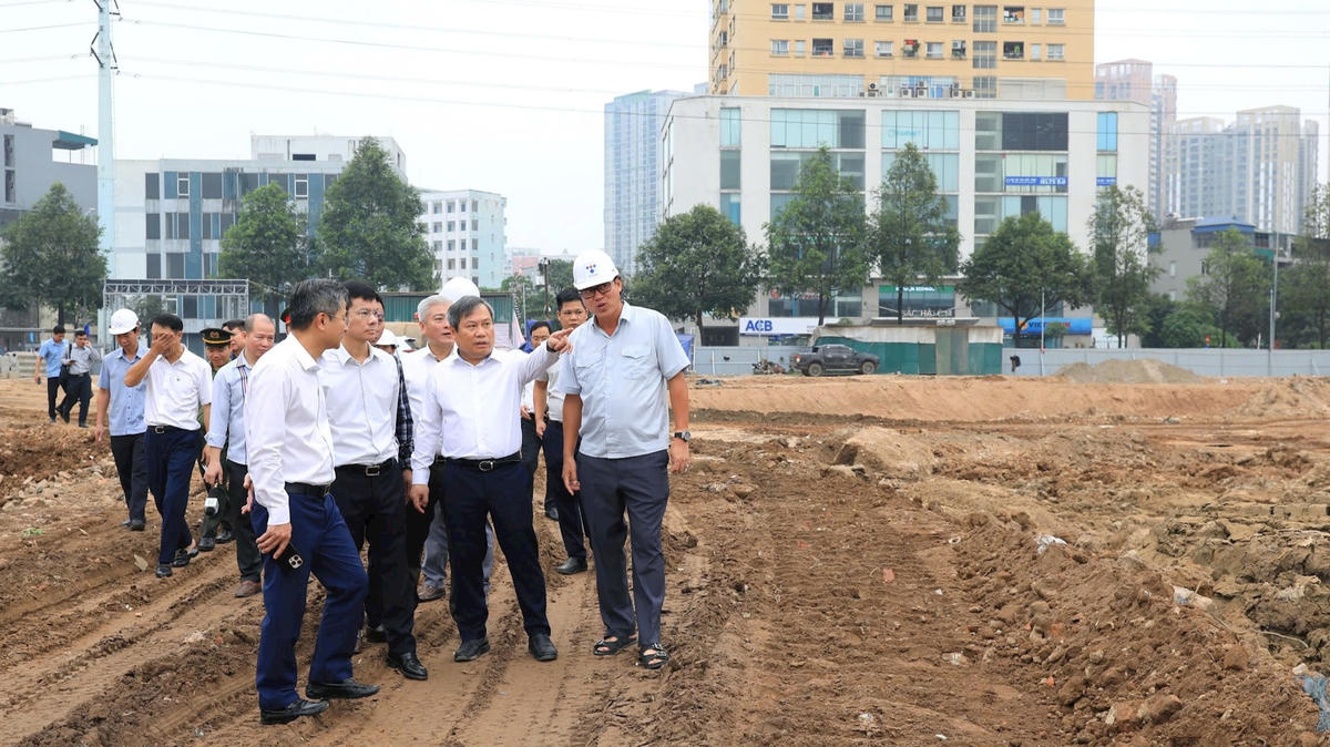 Chủ tịch UBND TP Hà Nội Vũ Đại Thắng kiểm tra tại công trường Dự án đầu tư xây dựng hồ đầu mối Mễ Trì. Ảnh: ĐH